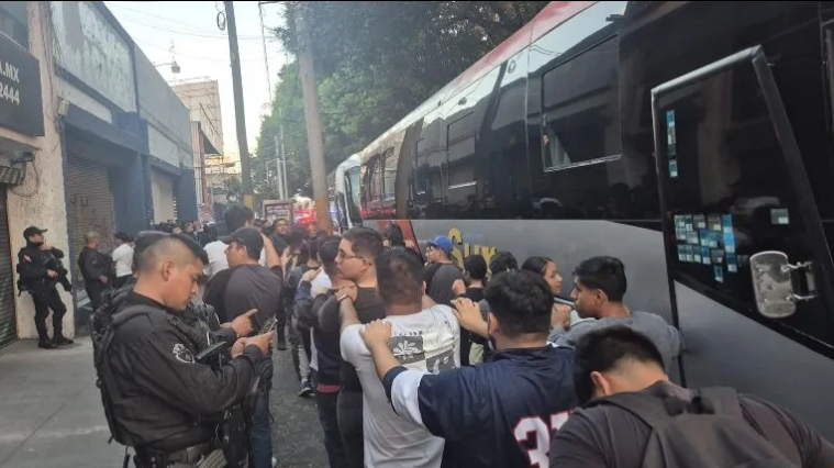 Estudiantes encapuchados de Normal de Atequiza secuestran familias enteras de migrantes