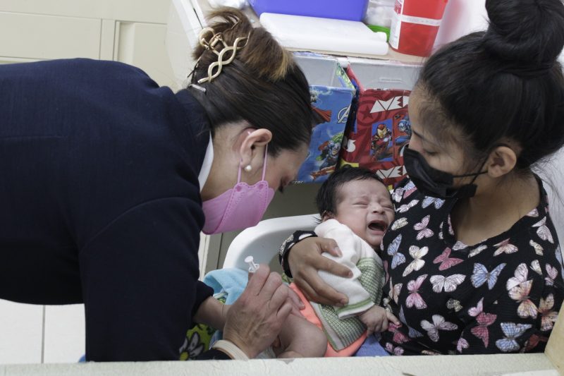 Tosferina en México: Urge vacunar a bebés ante brote con 49 muertes