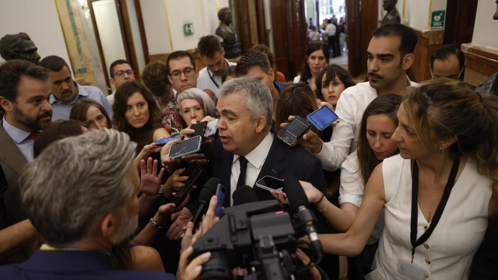 El secretario de Organización del PSOE, Santos Cerdán, atiende a la prensa a su llegada al Congreso este jueves.
