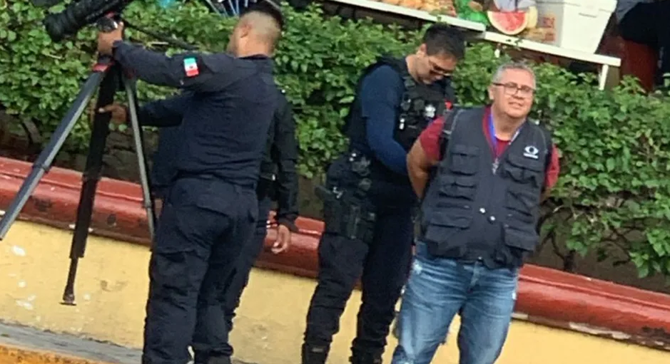 Policías del alcalde de Morena en Tequila Jalisco arresta a reportero en la plaza
