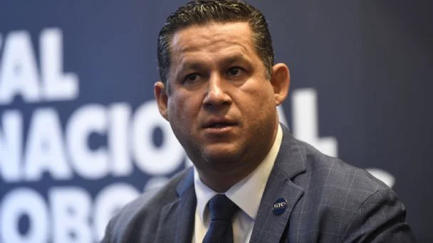 Vive exgobernador de Guanajuato en casa millonaria ligada a contratista estatal