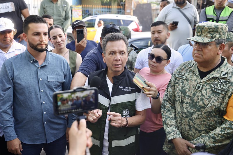 Pablo Lemus recorre Puerto Vallarta para atender solicitudes tras fuertes lluvias