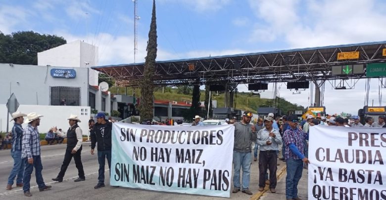 Productores de maíz mantienen bloqueo en el sur de Guadalajara