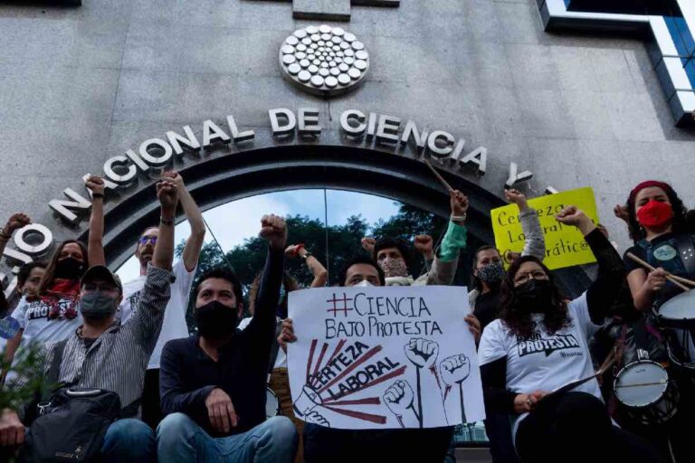 51 investigadores presentan denuncias por despido injustificado en el Secihti; una mujer fue despedida con siete meses de embarazo