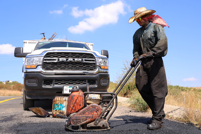 Merilyn Gómez Pozos reparte “migajas” para carreteras de Jalisco