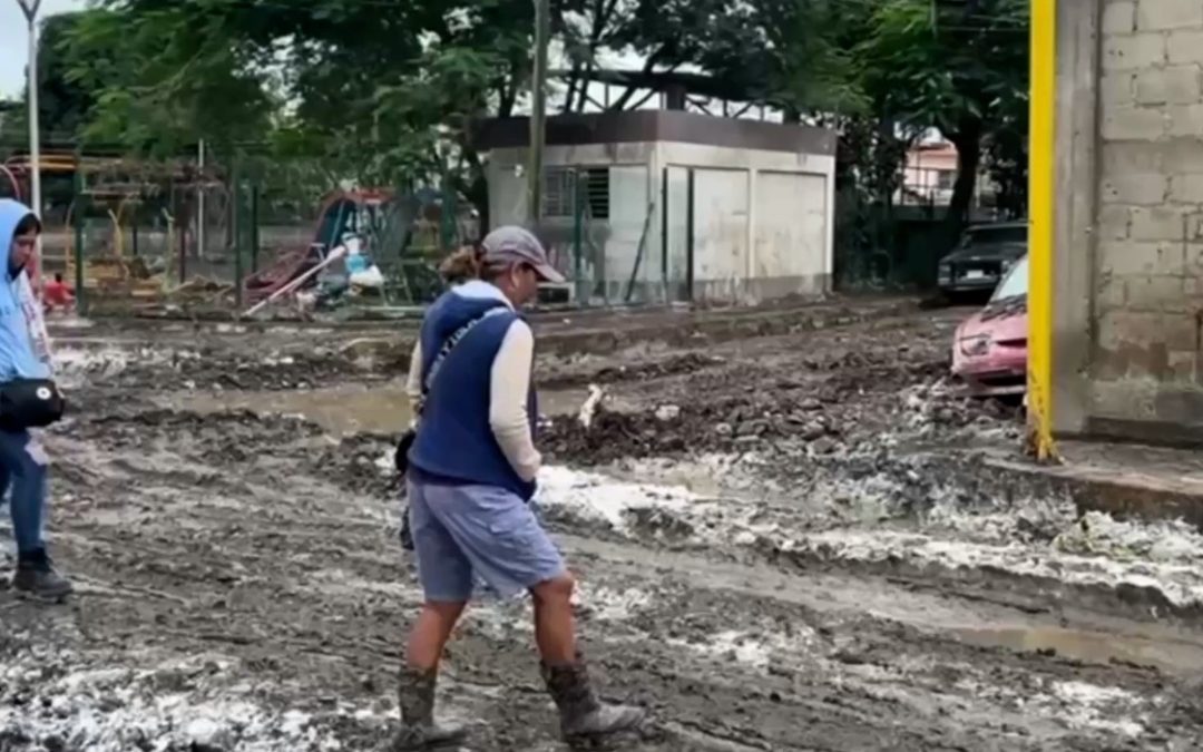 A un mes de la inundación, Poza Rica sigue enterrada en lodo y abandono