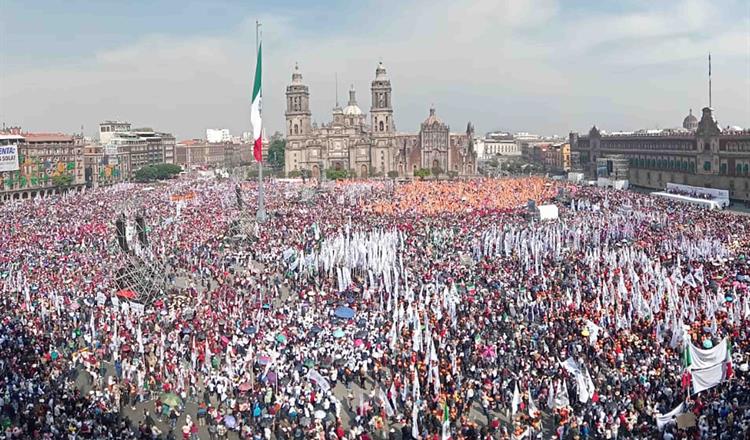 Sheinbaum niega acarreo, pero el Zócalo se llenó como en los viejos tiempos del PRI