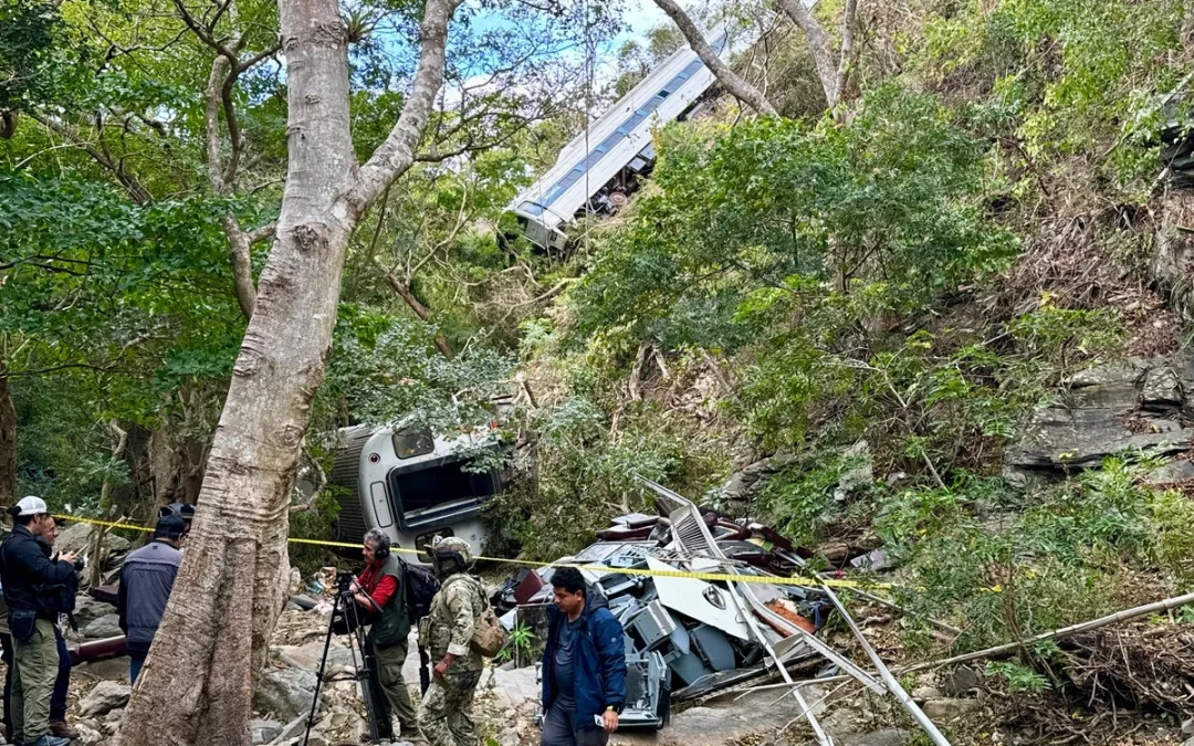 Indagan posibles omisiones oficiales tras descarrilamiento del Tren Interoceánico