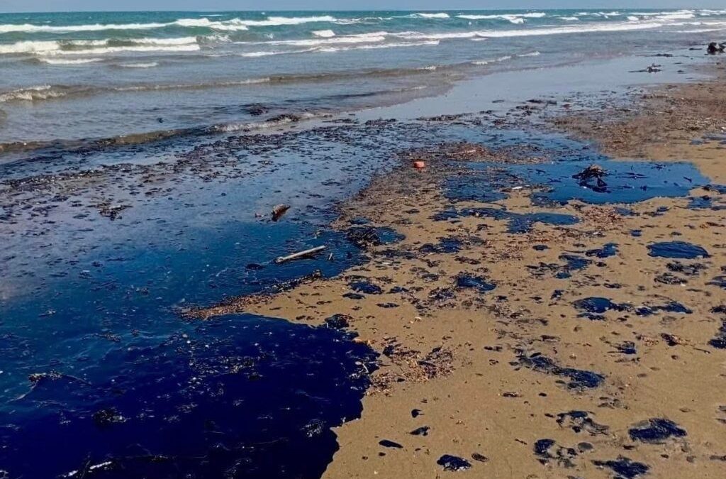 Derrame en el Golfo exhibe falta de transparencia de Pemex y deja a pescadores frente al desastre