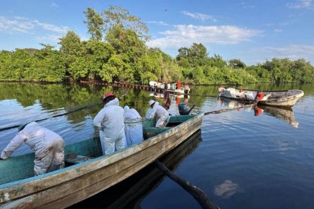 Pemex despliega 350 trabajadores por derrame en Tabasco; descartan responsabilidad