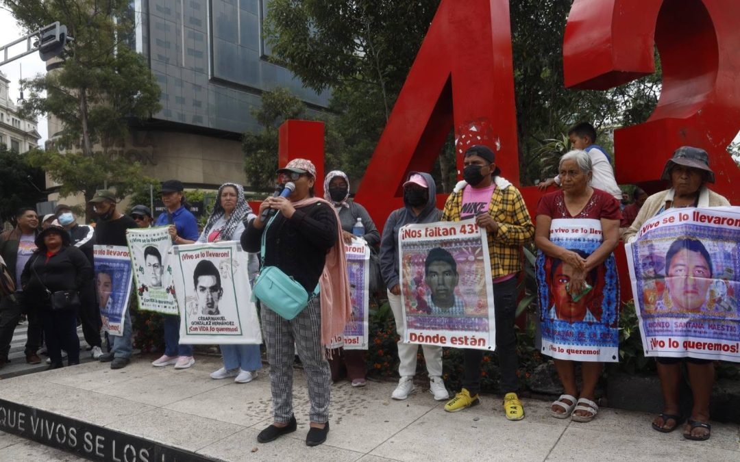 Madres de los 43 en el cerco policial